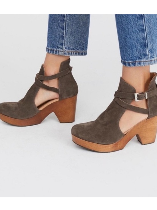 Free People Shoes - Free People Grey Suede Cedar Clogs Platform Block Heel Booties Size 39 EUC
